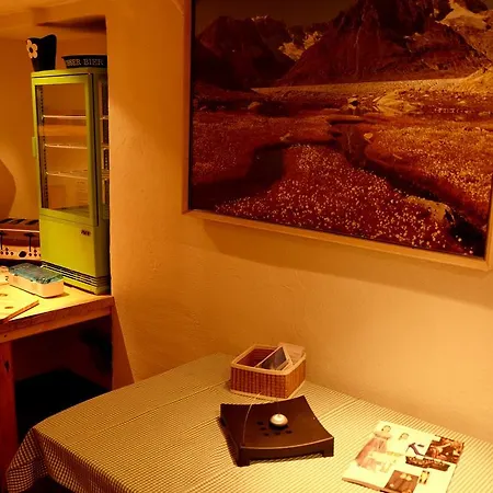 Weisses Roessl Hostel *