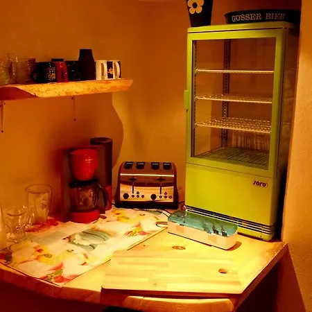 Weisses Roessl Hostel *