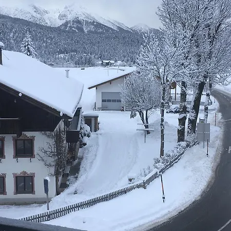 Weisses Roessl Hostel *