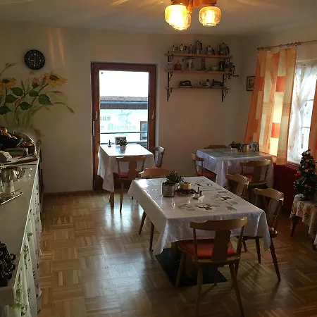 Weisses Roessl Hostel *