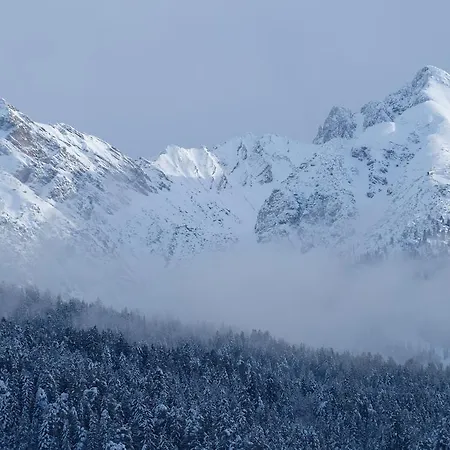 Weisses Roessl Hostel *