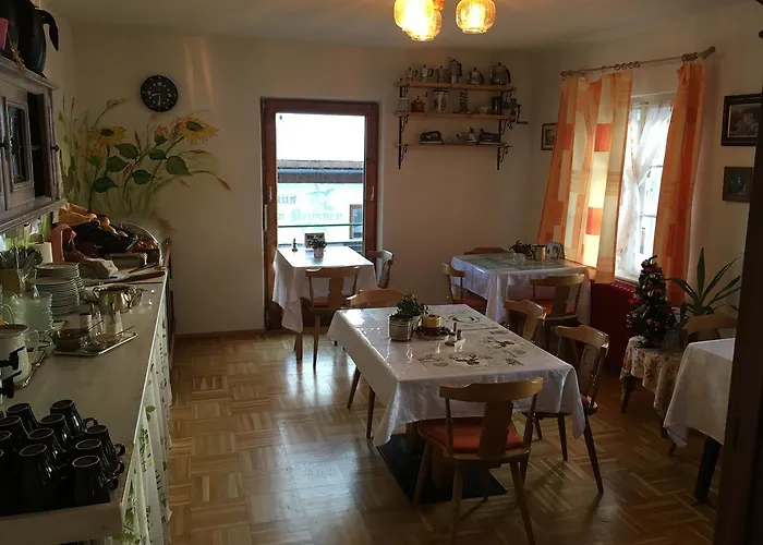 Weisses Roessl Hostel *